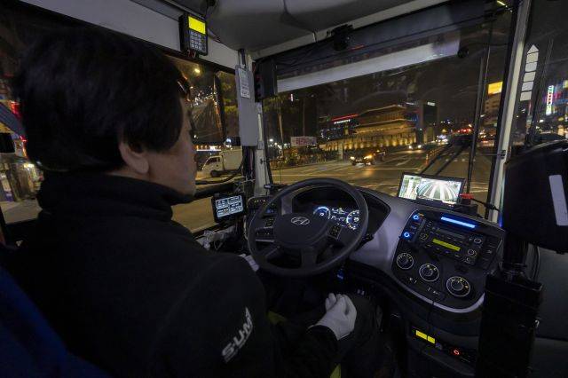 심야 자율주행버스 ‘A21’번이 지난 4일 밤 서울 동대문역 인근에서 운행되고 있다. 연합뉴스