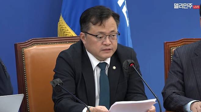 ▲더불어민주당 원내부대표인 이동주 의원이 5일 원내대책회의에서 엑스포 부산 유치에 5744억원의 예산을 쓰고도 29표에 얻는데 그쳐 1표당 198억원을 쓴 것이냐는 비판이 나온다며 유치실패 책임을 대통령 사과로 넘어갈 일이 아니다라고 말하고 있다. 사진=더불어민주당 영상 갈무리