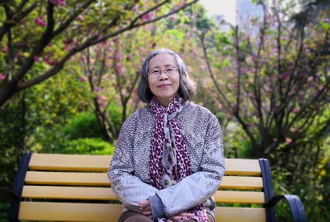 노벨문학상 1순위 후보로 꼽히는 중국 소설가 찬쉐가 벤치에 앉아 있다. 사진은 올해 11월 촬영됐으며, 찬쉐가 직접 이메일을 통해 매일경제신문에 보내왔다.