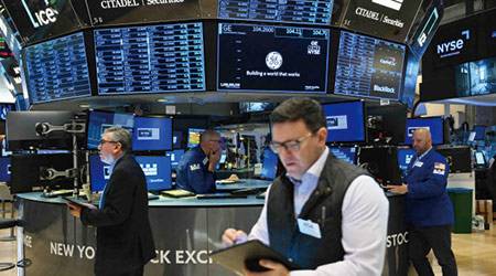 ‘매그니피센트7’에 대한 투자자 관심이 높아지고 있다. 사진은 미국 뉴욕증권거래소에서 트레이더들이 업무를 보고 있다. (AFP)