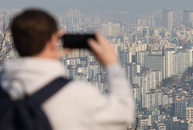 서울 남산에서 바라본 아파트 단지 풍경.[연합]