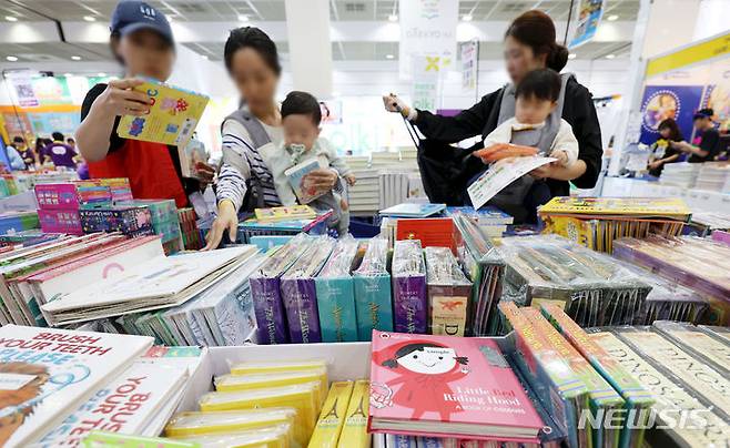 [서울=뉴시스] 홍효식 기자 = 서울 강남구 코엑스에서 열린 제52회 서울국제유아교육전&키즈페어에서 관람객들이 유아 서적을 살펴보고 있다.  2023.11.02. yesphoto@newsis.com