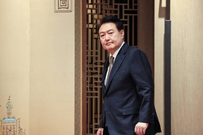 윤석열 대통령이 4일 서울 용산 대통령실 청사에서 열린 정책실장 및 수석비서관 임명장 수여식에 입장하고 있다. 연합뉴스