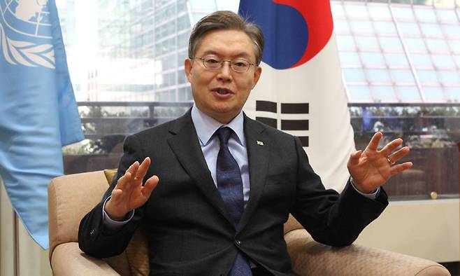 황준국 주유엔 대사가 지난달 29일(현지시간) 미국 뉴욕의 주유엔대한민국대표부 집무실에서 가진 세계일보와의 인터뷰에서 최근 북한의 군사정찰위성 발사와 유엔 안전보장이사회의 대응 등에 대해 설명하고 있다. 뉴욕=박영준 특파원