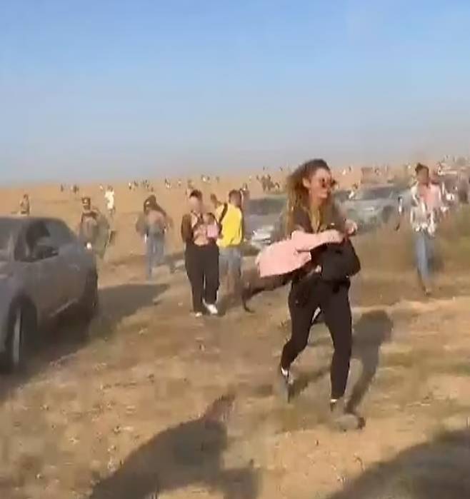 지난달 7일 하마스가 이스라엘 남부 레임 키부츠 근교에서 열린 음악축제 현장(사진)을 기습 공격해 학살과 성폭행 등을 저질렀다는 주장이 이어지고 있다