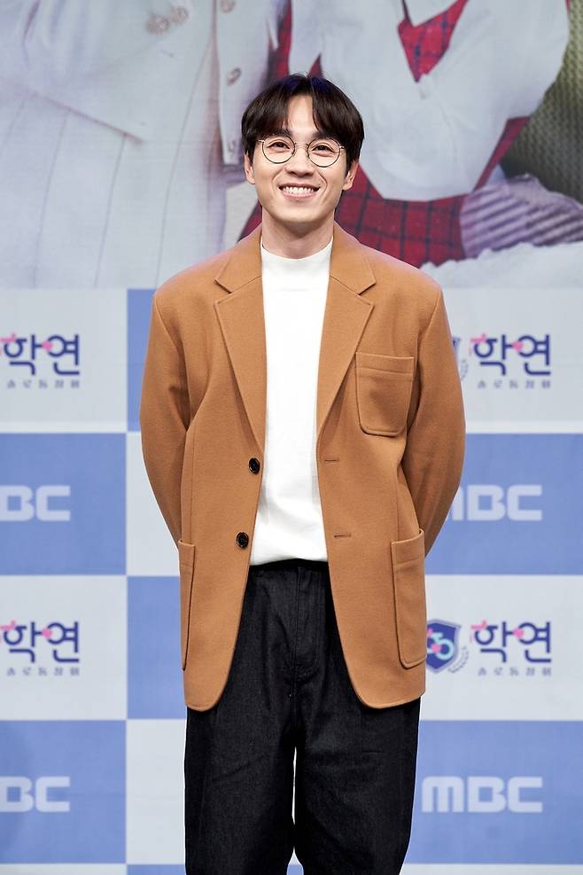 가수 이석훈이 5일 오후 서울 상암동 MBC에서 열린 새 예능 ‘솔로동창회-학연’ 제작발표회에 참석해 포즈를 취하고 있다. 사진 MBC