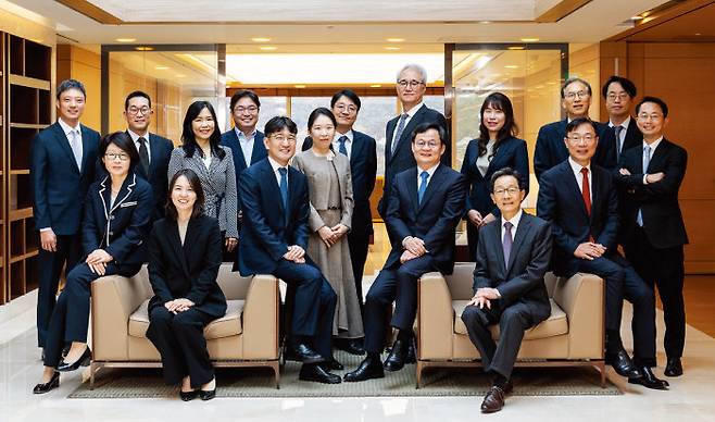 김앤장 법률사무소 가사상속·자산관리팀 소속 천지성·박민정·박재찬·은정민·곽윤경 변호사, 기상도 회계사, 성원제·윤여정·권태형·정병문·나희정 변호사, 이종광 회계사, 문준섭·김봉선·최재혁·한상호·김용상 변호사(왼쪽 앞부터 시계 방향으로). [홍태식]