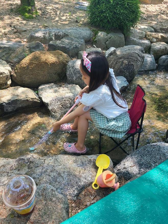 개울에서 놀고 있는 9살 1형당뇨 아이 [아이 엄마 제공]
