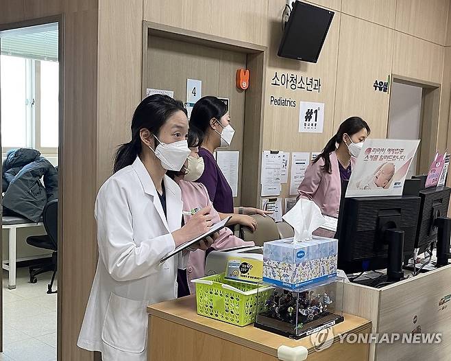 진료 보는 서려경 교수 (천안=연합뉴스) 이대호 기자 = 서려경 순천향대학교 천안병원 소아청소년과 교수가 4일 진료를 보고 있다. 2023.12.4 4bun@yna.co.kr