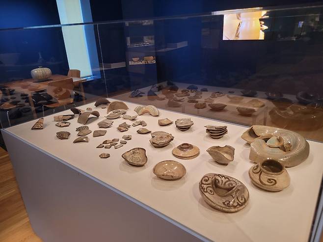 이그러진 분청사기 및 조각 진열장 [국립중앙박물관 제공. 재판매 및 DB 금지]