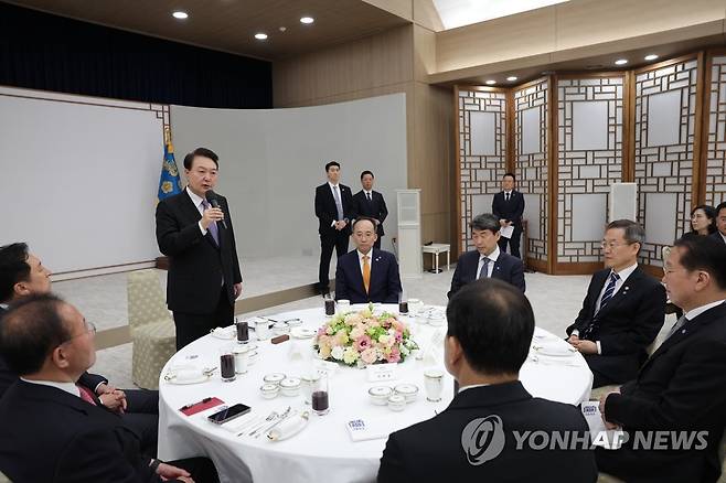 윤석열 대통령, 취임 1주년 맞아 여당 지도부와 오찬 (서울=연합뉴스) 윤석열 대통령이 취임 1주년을 맞아 지난 5월 10일 서울 용산 대통령실 국민의힘 지도부와의 오찬에서 인사말하고 있다. [대통령실 제공. 재판매 및 DB 금지. 연합뉴스 자료사진]