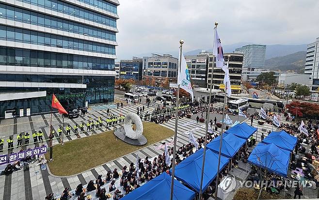 천막 노숙농성 중인 건보 고객센터지부 [연합뉴스 자료사진]