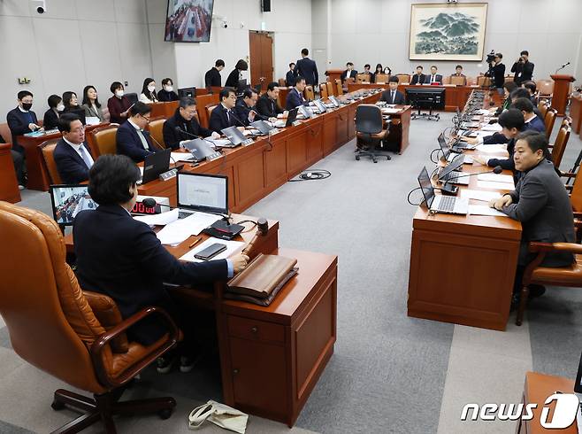 남인순 국회 정개특위 위원장이 5일 서울 여의도 국회에서 열린 정치개혁특별위원회 전체회의에서 의사봉을 두드리고 있다. 2023.12.5/뉴스1 ⓒ News1 송원영 기자