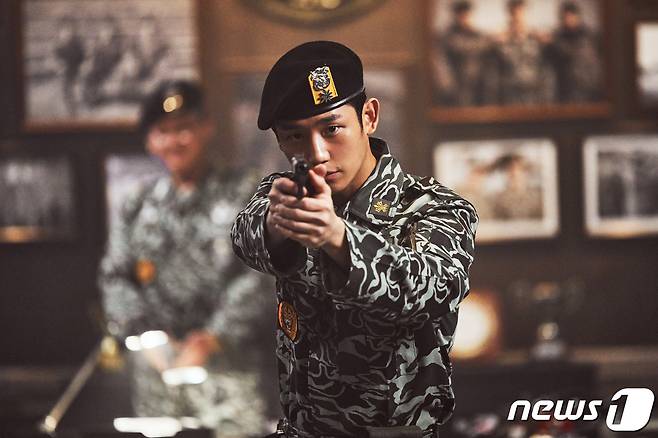 영화 '서울의봄'에서 배우 정해인이 '김오랑 중령'을 모티브로 한 오진호 소령 역할을 맡아 특전사령관을 지키려 총을 겨누는 모습.(네이버 무비클립)/뉴스1