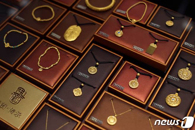 상하이의 차우타이푹 보석 매장에 전시된 골드 주얼리 ⓒ 로이터=뉴스1