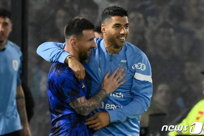 최근 A매치에서 메시와 만나 반갑게 인사한 수아레스(오른쪽). ⓒ AFP=뉴스1