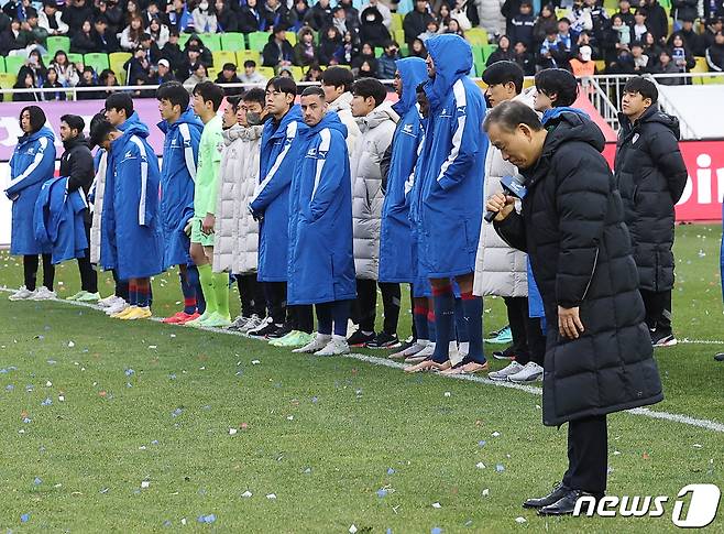 이준 수원삼성 대표이사가 2일 오후 경기도 수원시 팔달구 수원월드컵경기장에서 열린 2023 하나원큐 K리그1 38라운드 수원삼성과 강원FC의 경기에서 0대0으로 비기며 2부리그 강등이 확정된 뒤 서포터즈 앞에서 고개 숙여 인사하고 있다.  2023.12.2/뉴스1 ⓒ News1 박정호 기자