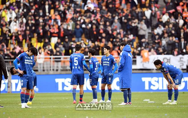 수원 삼성 선수들이 2일 수원월드컵경기장에서 열린 2023 하나원큐 K리그1 강원FC와 경기에서 강원과 0-0무승부로 최하위를 기록하며 2부 리그 강등이 확정된 뒤 아쉬워하고 있다. 2023. 12. 2.  수원 | 박진업기자 upandup@sportsseoul.com