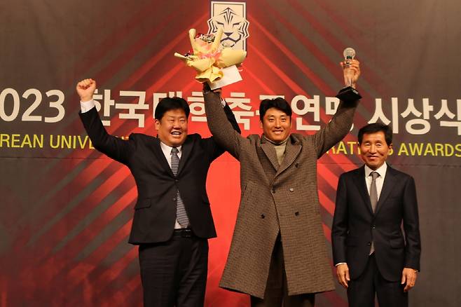 4일 서울 호텔리베라에서 열린 2023년 한국대학축구연맹 시상식에서 최우수 지도자상을 받은 박규선 한남대학교 감독(가운데). 사진제공=한국대학축구연맹