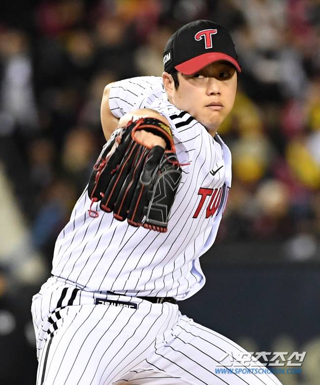 8일 잠실구장에서 열린 LG와 KT의 한국시리즈 2차전. LG 함덕주가 역투하고 있다. 잠실=박재만 기자 pjm@sportschosun.com/2023.11.08/