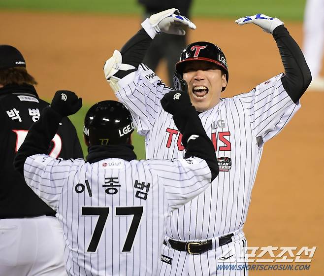 13일 서울 잠실구장에서 열린 KT와 LG의 한국시리즈 5차전. 5회말 무사 2, 3루 김현수가 2타점 적시타를 친 후 환호하고 있다. 잠실=정재근 기자 cjg@sportschosun.com/2023.11.13/