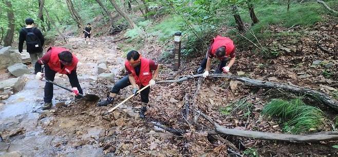 대한산악구조협회의 2023 숲길 안전 캠페인 활동모습 [사진제공=대한산악구조협회]