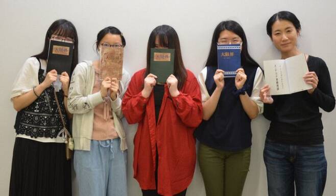지난달 21일 일본 전국에 발매된 '오타쿠 용어 사전: 대한계'를 제작한 나고야단기대학 학생 네 명과 감독을 맡은 코이데 요시코(맨 오른쪽) 교수/마이니치신문