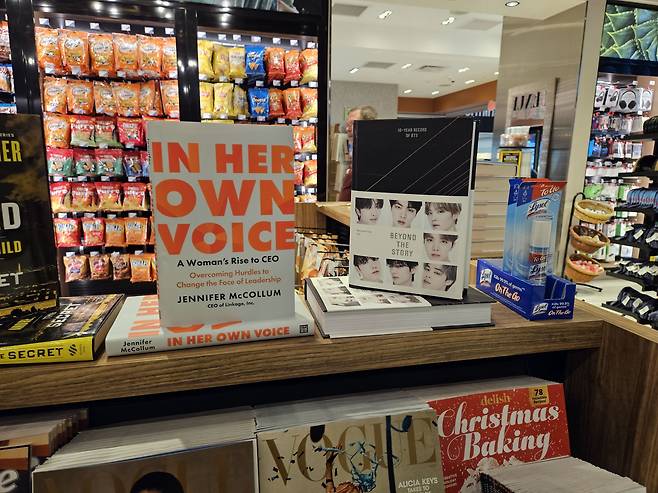 지난 1일 미국 아리조나 피닉스 공항의 서점에 BTS 책과 함께 'In Her Own Voice'라는 제목의 책이 세워져 있다. /노석조 기자