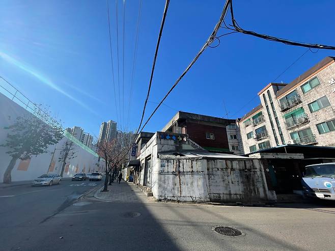 부천시 '소사역롯데캐슬더뉴엘' 공사현장 인근 건물들. /오은선기자