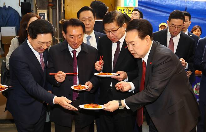 윤석열 대통령이 6일 부산 중구 깡통시장을 방문해 떡볶이를 동행한 이들에게 나눠주고 있다. 대통령실사진기자단