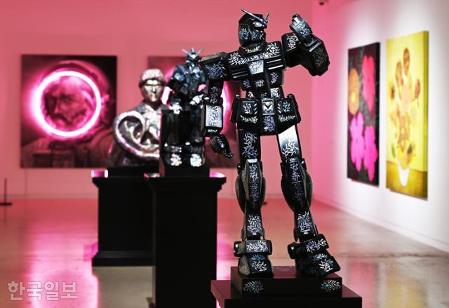 미디어아트 갤러리인 '이이남스튜디오'의 '조우'전. 자개 문양으로 장식한 로봇이 독특한 분위기를 풍긴다.