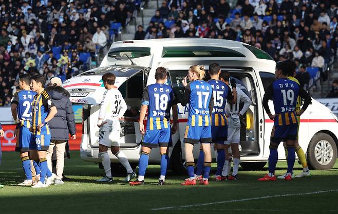<yonhap photo-3858="">3일 울산 문수축구경기장에서 열린 프로축구 하나원큐 K리그1 2023 울산 현대와 전북 현대의 경기에서 전북 홍정호가 부상으로 구급차로 옮겨져 이송되고 있다. 연합뉴스</yonhap>