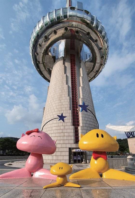 대전엑스포공원에 있는 꿈돌이와 꿈순이. 대전시는 올해 30살 되는 꿈돌이가 꿈순이의 세계관을 개발해 대전의 문화 콘텐트로 활용하기로 했다.