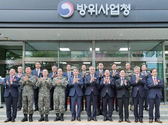 7월 3일 방위사업청 대전 이전 현판식에서 참석자들이 방사청 이전을 축하하고 있다. / 사진:대전시