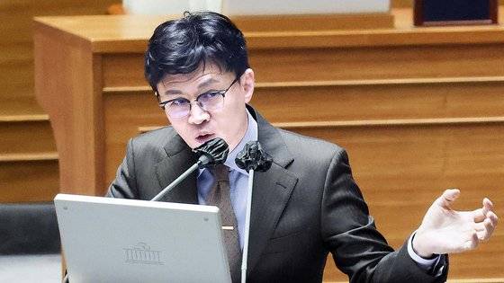 한동훈 법무부 장관이 지난 4월 국회 대정부질문에 출석해 답하고 있다. 김성룡 기자