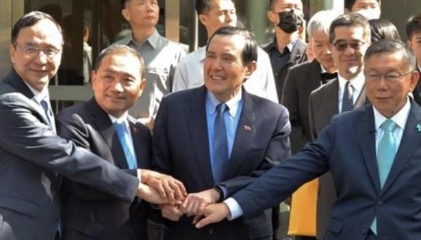 지난달 15일 타이완 총통 선거 후보 단일화에 합의한 야당 관계자들. 왼쪽부터 주리룬 국민당 주석, 허우유이 국민당 총통 후보, 마잉주 전 총통, 커원저 민중당 총통 후보.(사진: 연합뉴스)