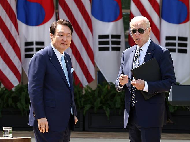 지난 4월 26일(현지시간) 미국을 국빈 방문한 윤석열 대통령과 조 바이든 미국 대통령이 26일(현지시간) 워싱턴DC 백악관 로즈가든에서 공동 기자회견을 하고 있다. 연합뉴스.
