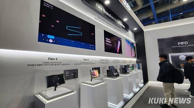 삼성디스플레이 전시관을 찾은 관람객들. 사진=이소연 기자&nbsp;