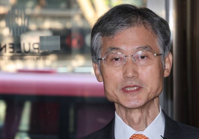 조희대 대법원장 후보자가 지난달 15일 오전 서울 서초구 인사청문회 준비 사무실로 출근하며 취재진의 질문에 답하고 있다. 연합뉴스