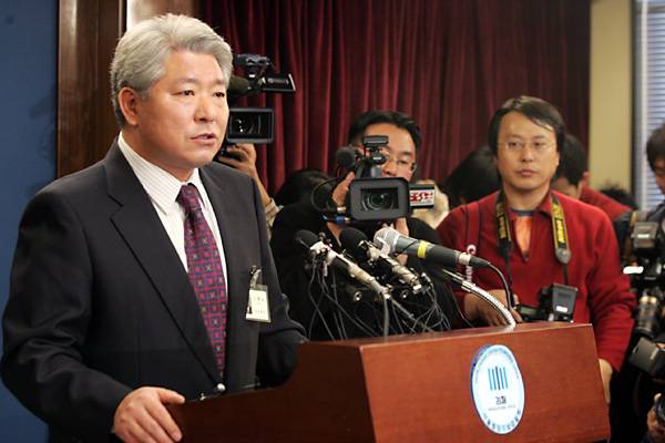 ▲김홍일 당시 서울중앙지검 3차장 검사가 지난 2007년 12월5일 오전 서울 서초동 서울중앙지검 브리핑룸에서 BBK 의혹에 대한 중간 수사결과를 발표하고 있다. 미디어오늘 자료사진