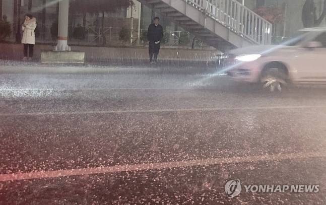 6일 오후 부산 해운대구 센텀시티에 우박을 동반한 장대비가 내리고 있다. [사진 출처 = 연합뉴스]
