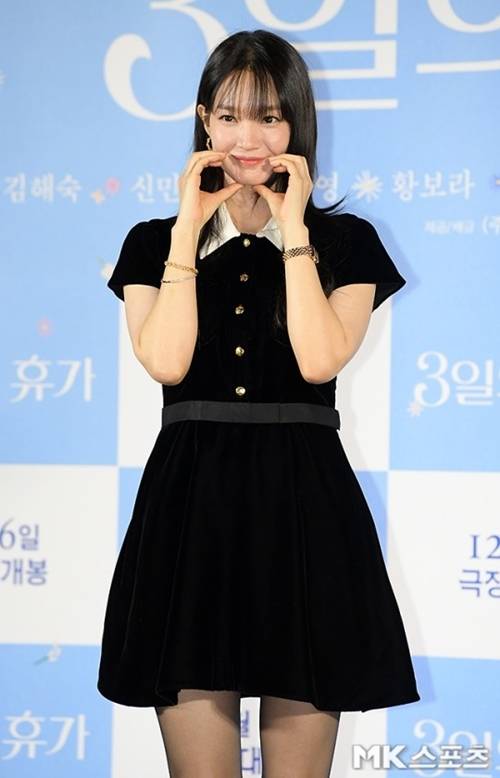 배우 신민아도 풀뱅 헤어스타일을 뽐냈다. 사진 = 천정환 기자