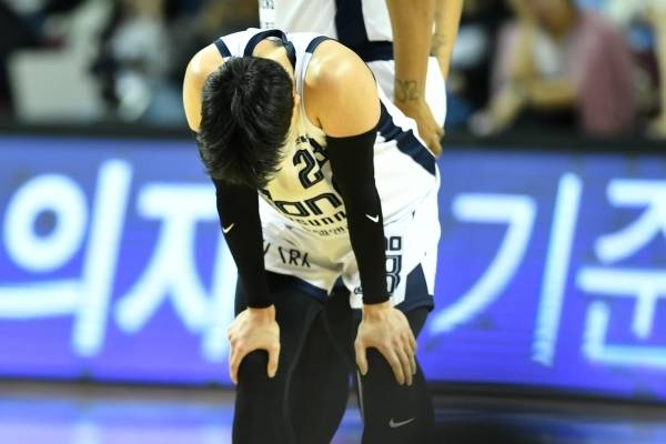 전성현의 2023-24시즌은 허리와의 싸움이 되고 있다. 사진=KBL 제공