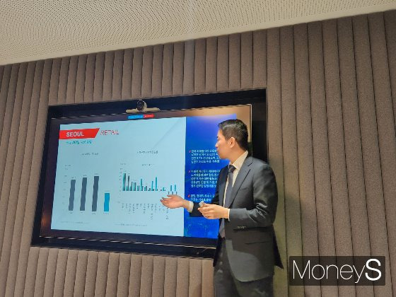 6일 글로벌 부동산 컨설팅기업 쿠시먼앤드웨이크필드(C&W) 코리아는 전일 기자간담회에서 '2023년 부동산 시장 리뷰 & 2024년 시장 전망' 보고서를 발표했다. 올해 오피스와 거리상권, 물류센터 등 비주택 부동산 거래 흐름을 분석하는 시간을 가졌다./사진=정영희 기자