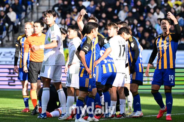 김영권과 동료 선수들이 의료진을 긴급하게 부르고 있다.