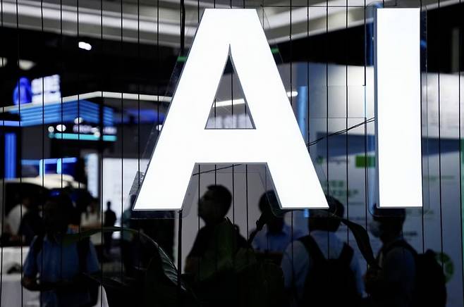지난 7월 중국 상하이에서 열린 세계 인공지능 컨퍼런스(WAIC)에 ‘AI’라고 크게 쓰인 간판이 걸려 있다. [로이터]