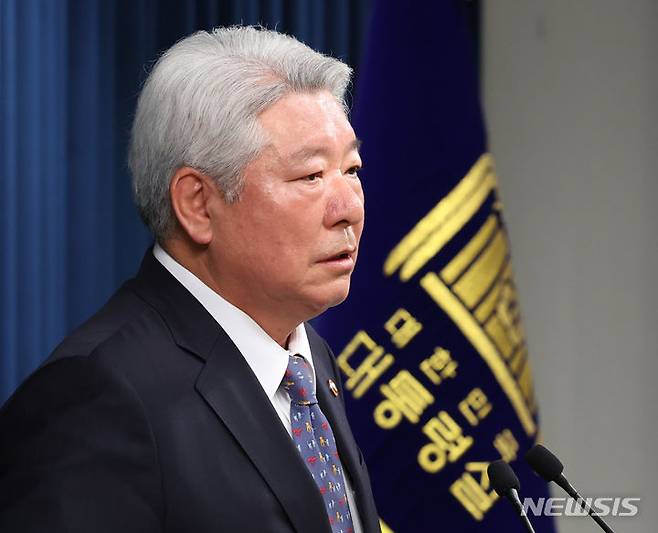 [서울=뉴시스] 조수정 기자 = 김홍일 방송통신위원장 후보자가 6일 서울 용산 대통령실 청사에서 열린 정무직 인선 발표 기자회견에서 지명 소감을 밝히고 있다. 2023.12.06. chocrystal@newsis.com