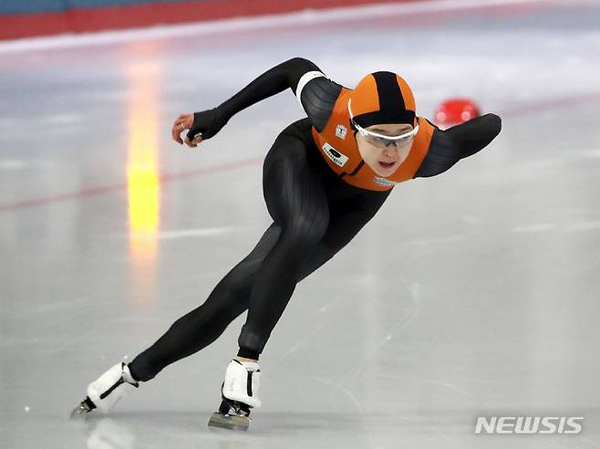 [서울=뉴시스] 김명년 기자 = 20일 오후 서울 노원구 태릉국제스케이트장에서 열린 '제58회 전국남녀 종목별 스피드스케이팅 선수권대회' 여자부 500m 결승에 출전한 김민선이 역주를 하고 있다. 김민선은 이날 38.41초의 기록으로 1위를 차지했다. 2023.10.20. kmn@newsis.com
