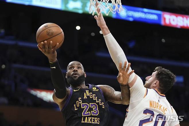 [로스앤젤레스=AP/뉴시스]NBA LA 레이커스의 르브론 제임스