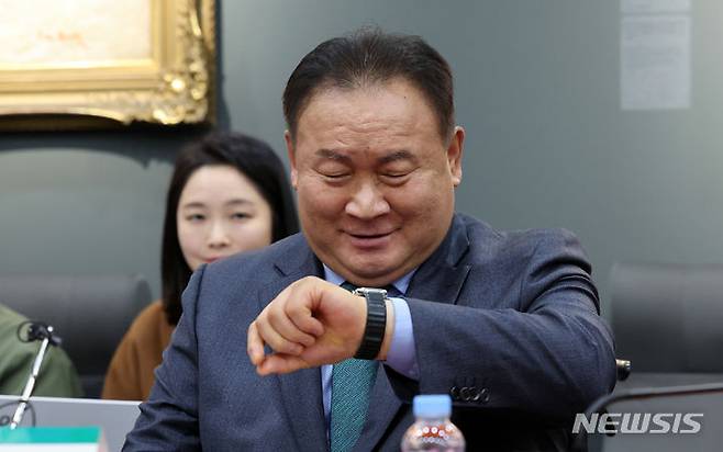 [대전=뉴시스] 강종민 기자 = 이상민 더불어민주당 의원이 21일 대전 유성구 카이스트에서 열린 한국정치의 문제점과 개혁방안 강연회에 참석해 시간을 확인하고 있다. 2023.11.21. ppkjm@newsis.com